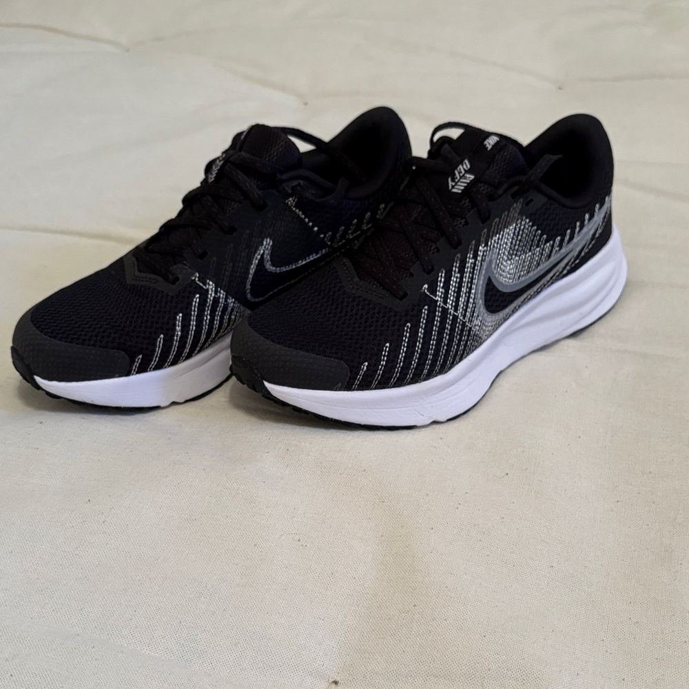 Nike Run Defy Black and White Athletic Sneakers Shoes Women’s size 7